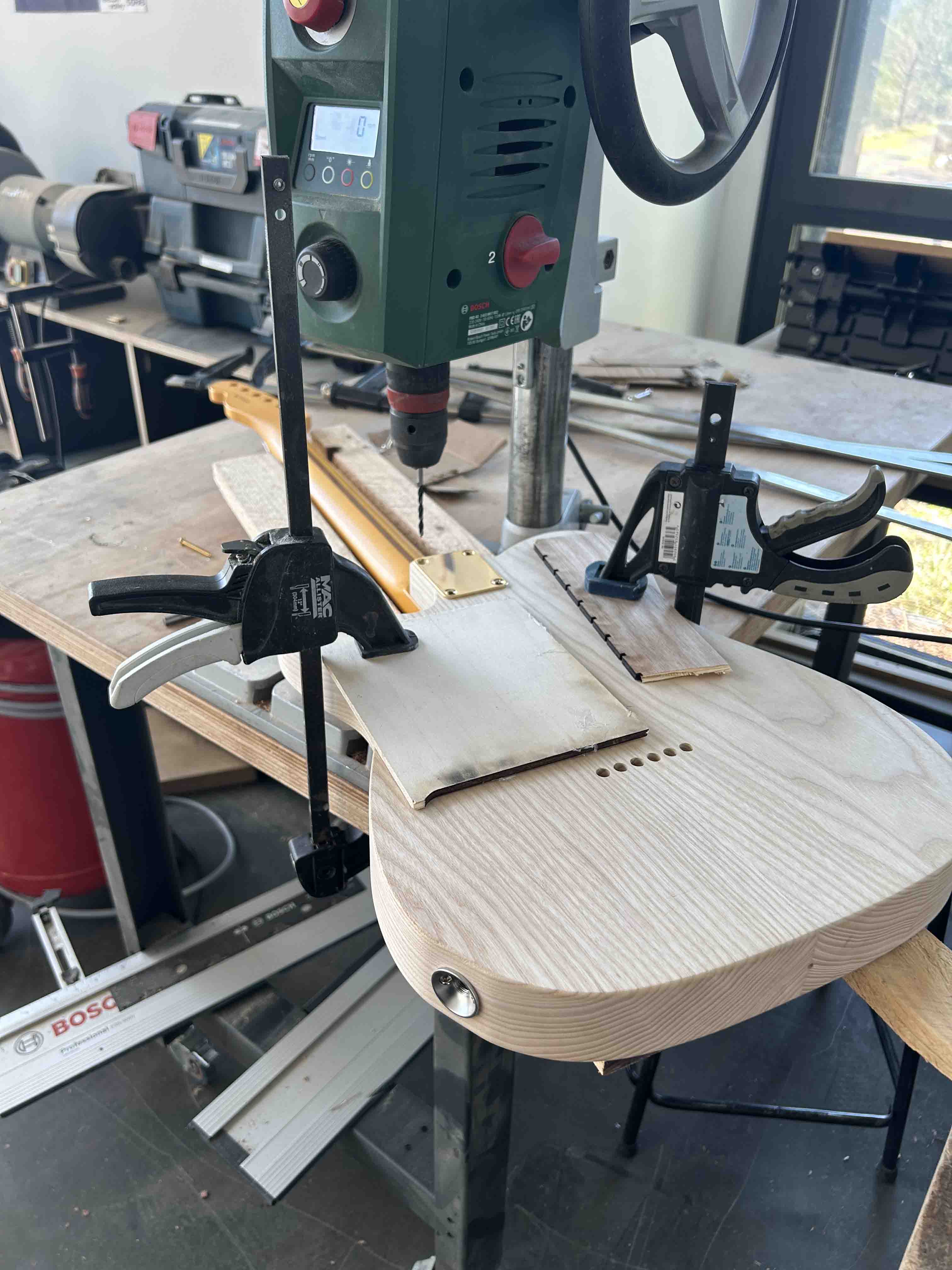 guitare classique dans atelier 